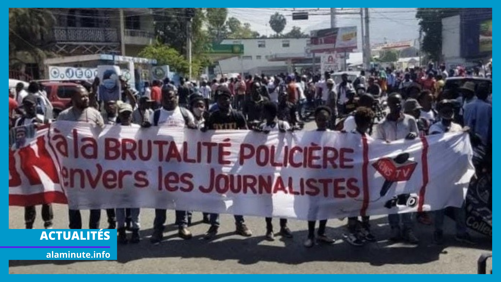 Les journalistes crient, "Non à la brutalité policière"